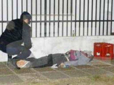 Un hombre muri� mientras esperaba entrar a una residencia para dormir 