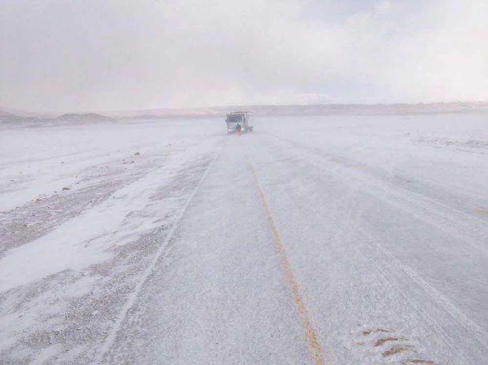 Bajo nieve contina el rescate de camioneros