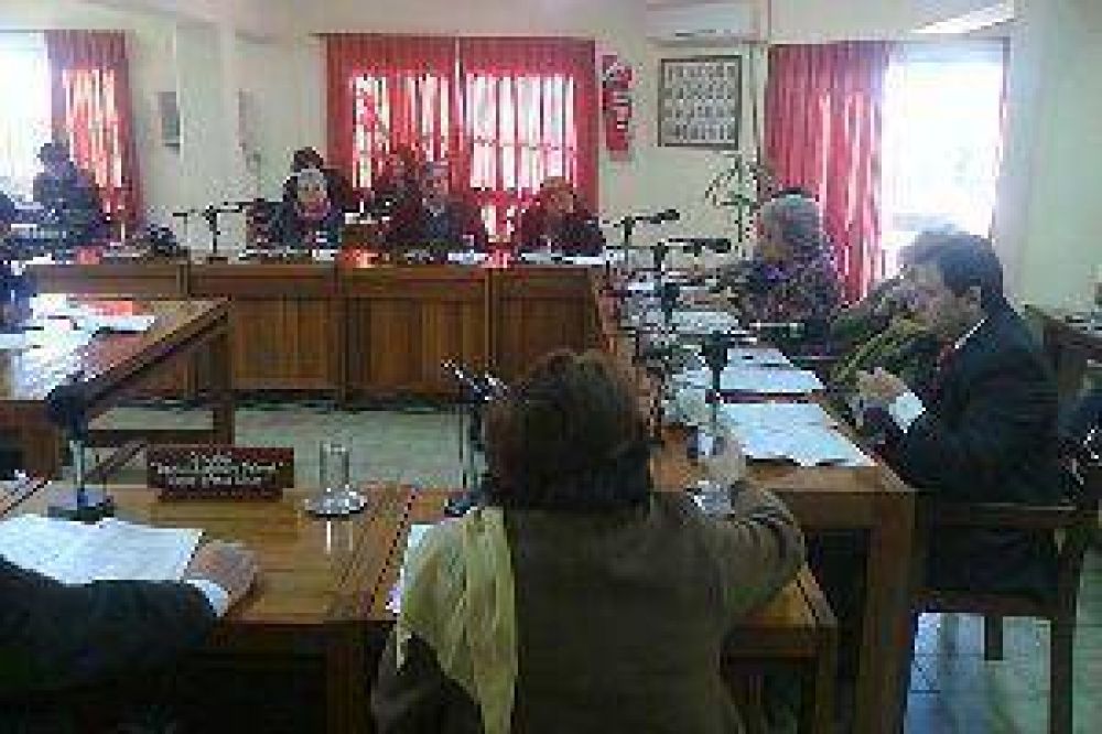 Ediles propician la eliminaci�n de carteles colgantes de la v�a p�blica