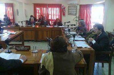 Ediles propician la eliminaci�n de carteles colgantes de la v�a p�blica