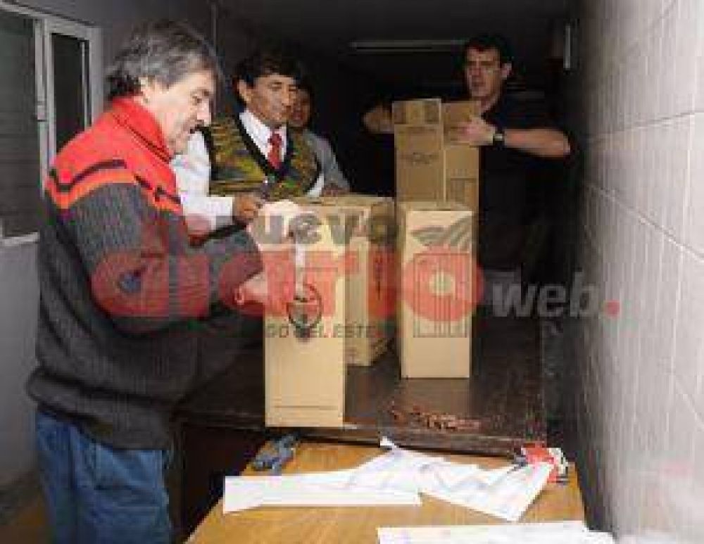 El clima electoral ya se vive con el armado de las urnas
