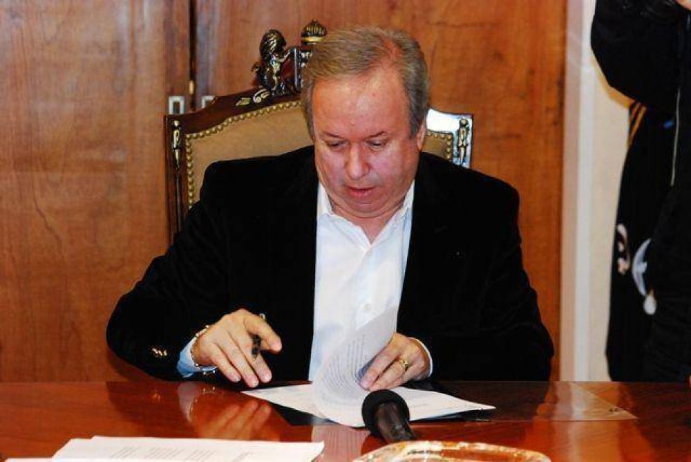 Imputan al gobernador Peralta por lavado de dinero