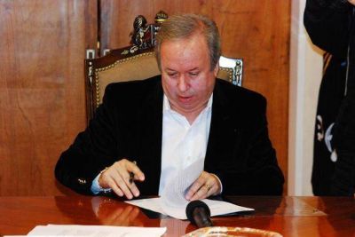 Imputan al gobernador Peralta por lavado de dinero