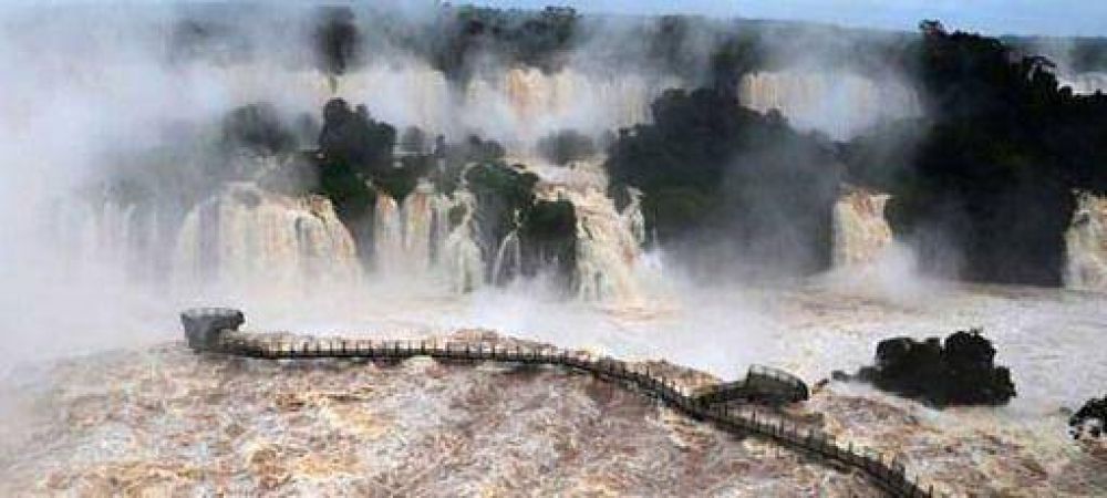 Las Cataratas del Iguaz�, en su m�ximo esplendor por la crecida