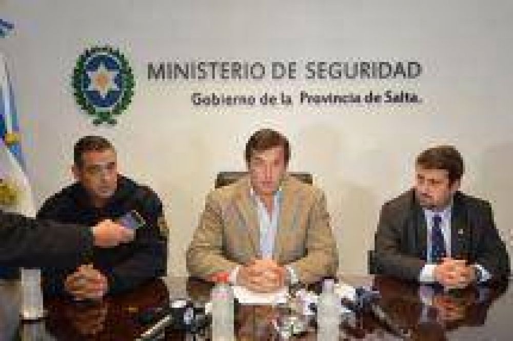 Eduardo Sylvester: "Hay seis detenidos, cuatro de ellos polic�as, y un pr�fugo"