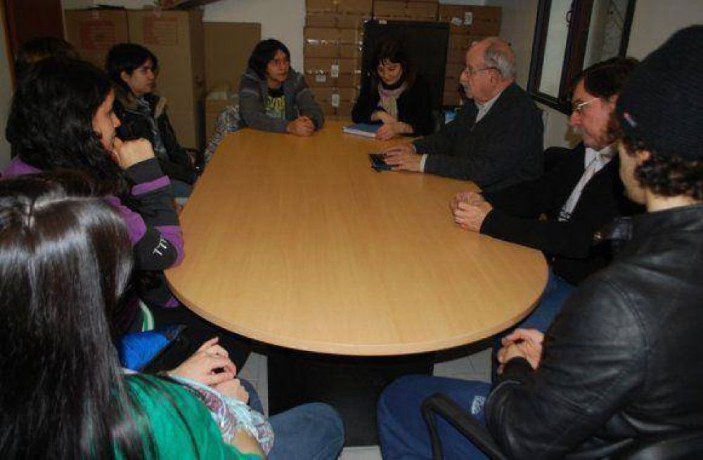 Domecq recibi� a los estudiantes becados por la UNTDF
