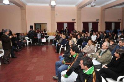 Poggi entreg� aportes y dialog� con directores de clubes de futbol del Valle del Conlara