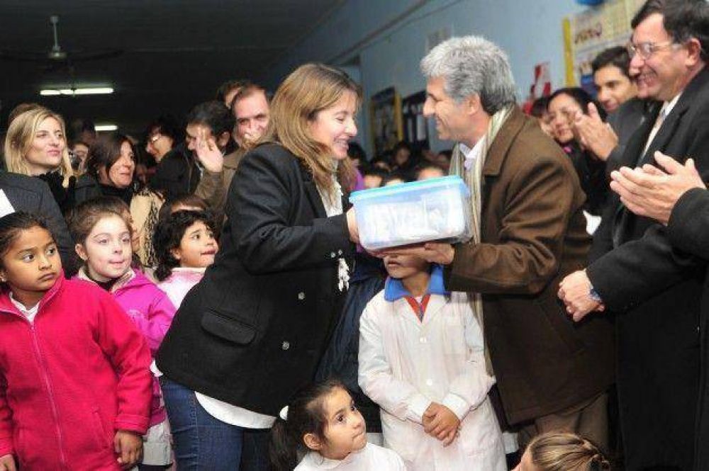 Computadoras, kits de rob�tica y refacciones para la escuela Justo Daract