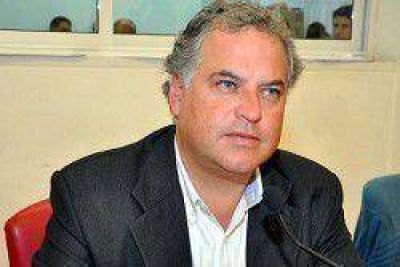Dom�nguez vuelve a la carga con su propuesta de �Con casco hay combustible"