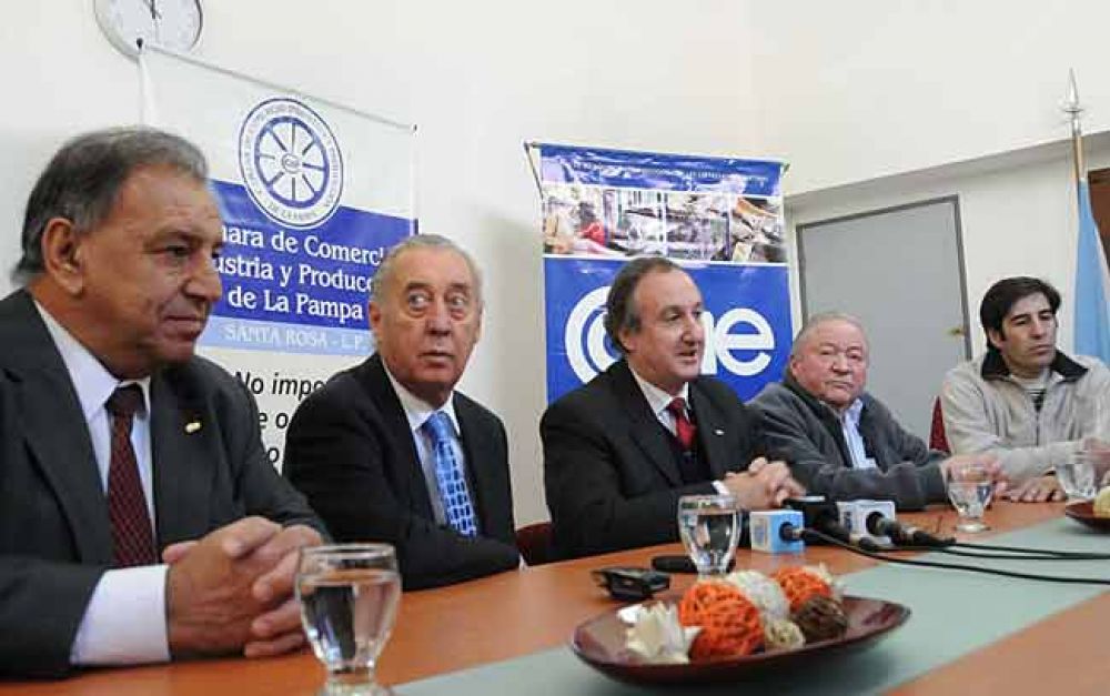 Jorge se mostr� de acuerdo con el cierre dominical y promulgar� la ley