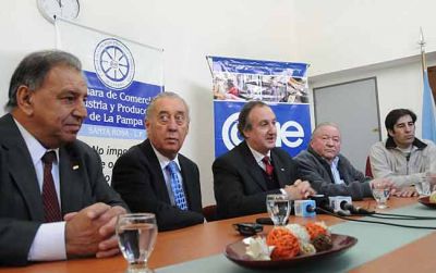 Jorge se mostr� de acuerdo con el cierre dominical y promulgar� la ley