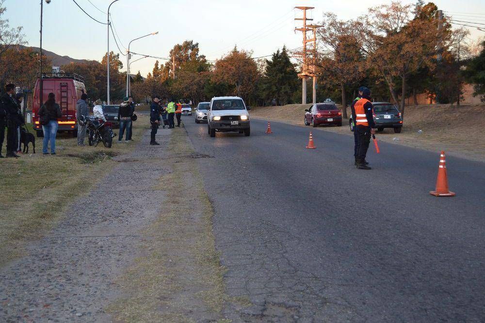 Vecinos del B� Pucar� se enfrentaron con la Polic�a