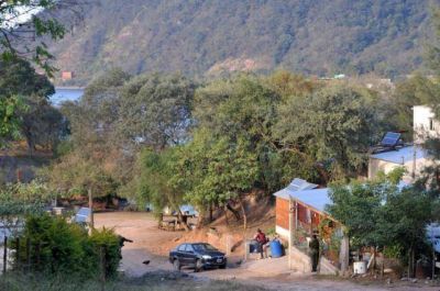 Donde supuestamente se realiz� la fiesta hay un cartel que dice "camping"
