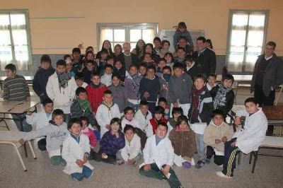 INZA VISIT� LA ESCUELA 21 DEL BARRIO SAN FRANCISCO