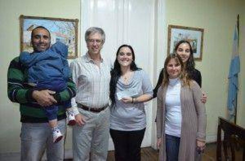 Armend�riz entreg� subsidio al Jard�n 909 de Saladillo