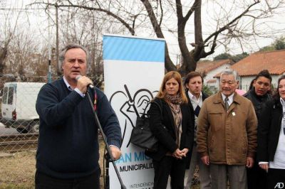 Joaqu�n de la Torre inaugur� el primer Parque Infantil de la Integraci�n del distrito                         