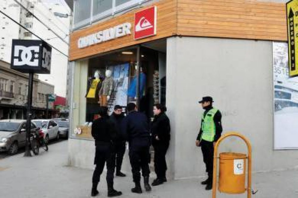 Audaz asalto armado a tienda c�ntrica protagonizado por 3 delincuentes