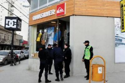 Audaz asalto armado a tienda c�ntrica protagonizado por 3 delincuentes