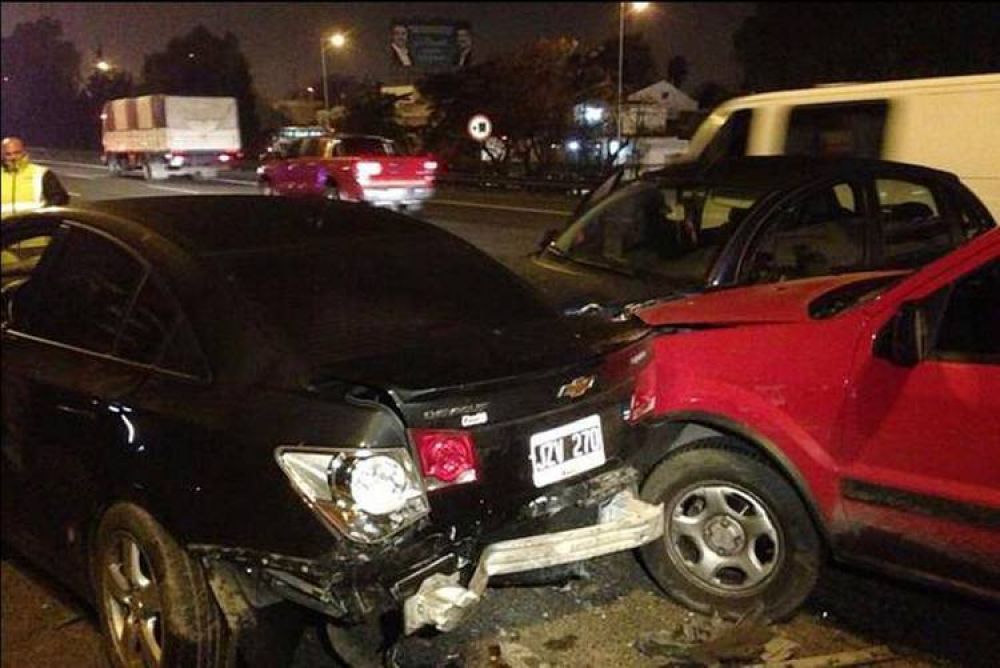 Chocaron 14 autos en la Autopista del Oeste: hay dos heridos graves