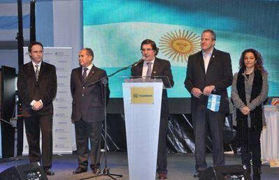 El ministro Sileoni y Descalzo, junto con alumnos de Ituzaing�