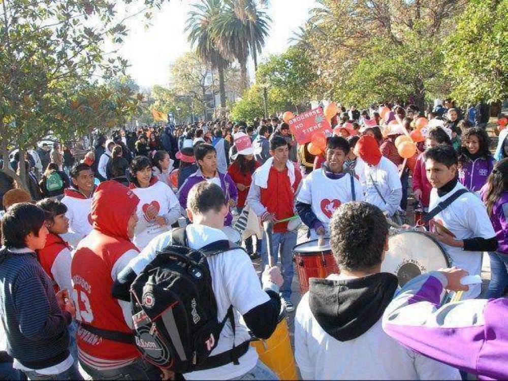 Estudiantes marcharon con motivo del D�a de Lucha contra las Drogas