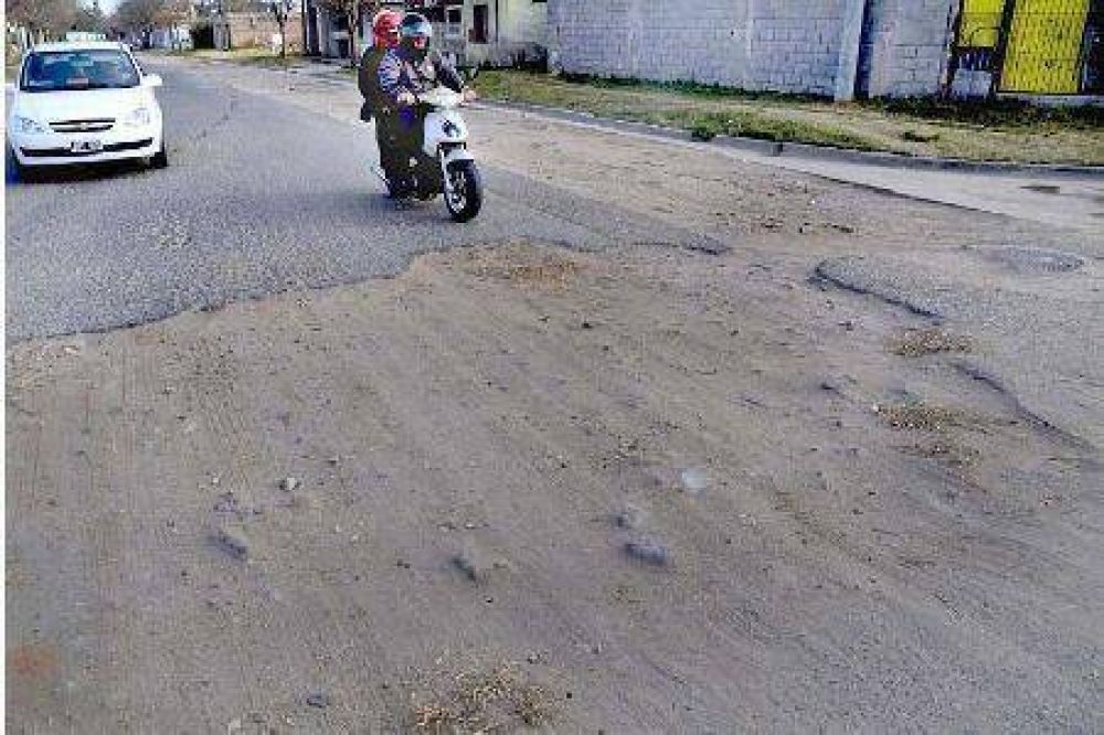 Pese a los anuncios de bacheo, las calles siguen intransitables
