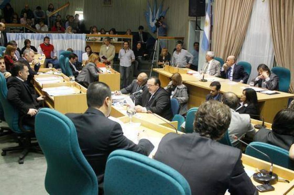 �El Ministro no pudo justificar pago a empresa propiedad de su hijo�