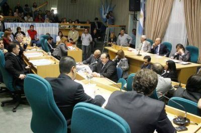 �El Ministro no pudo justificar pago a empresa propiedad de su hijo�