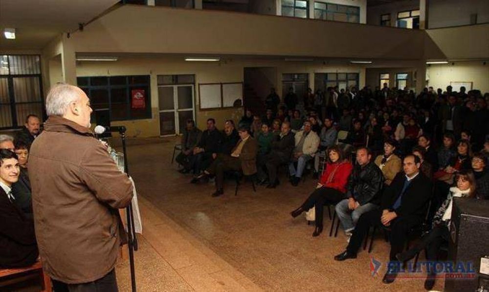 Colombi habilit� una carrera terciaria y anunci� la construcci�n de una escuela