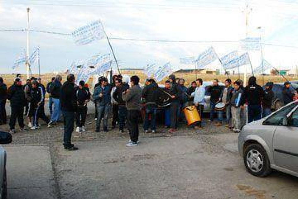 Petroleros reclaman en oficinas de Skanka