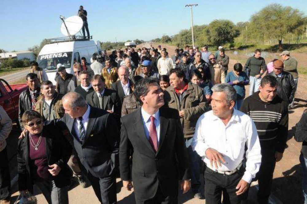 Bermejito, con 8000 habitantes, celebra su enlace pavimentado