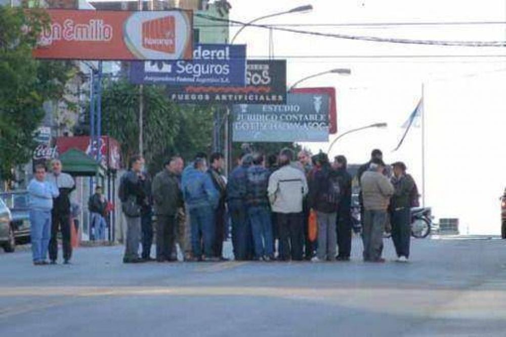 Retirados hicieron piquete y fueron repudiados por la mesa de Di�logo