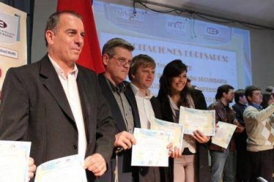 M�s de un centenar de egresados obtuvieron su t�tulo docente secundario de la modalidad T�cnico Profesional
