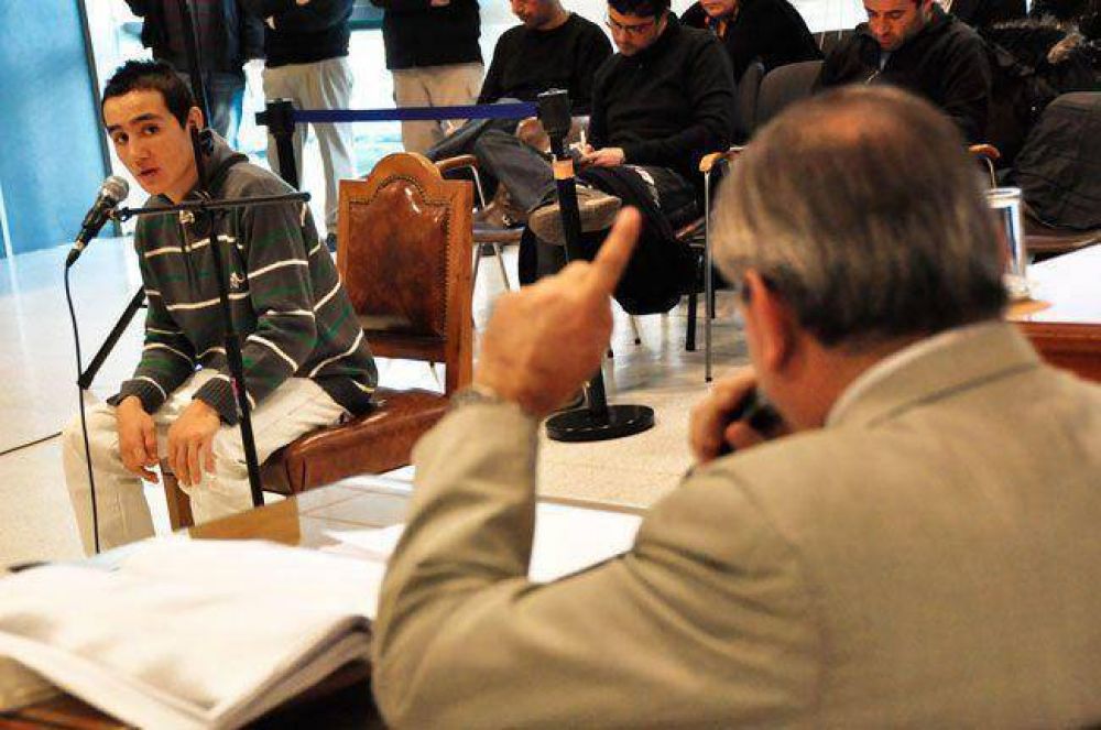 "Me dijeron 'arrodillate, no mir�s que te vamos a matar', y me tiraron dos tiros a los pies"
