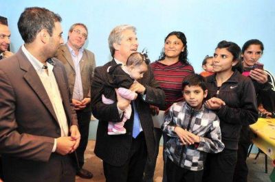 El Gobierno entreg� una vivienda del Plan Solidaridad