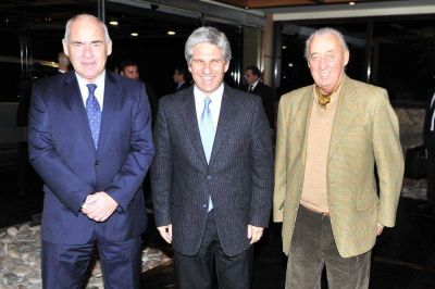Poggi recibi� a funcionarios nacionales que participar�n de la cumbre