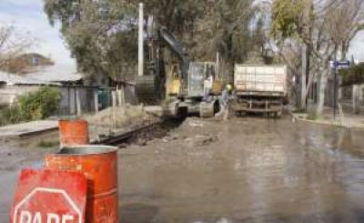 Cloacas: reparaban el ca�o y se inund� hasta un patio