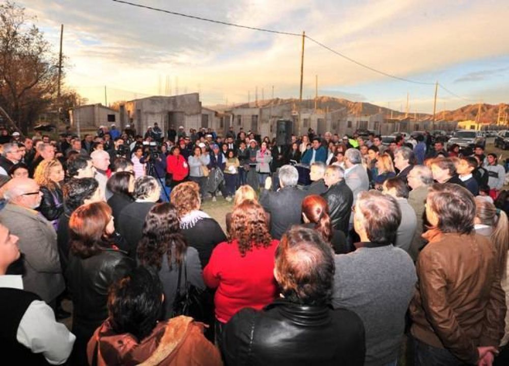 Inauguraron una obra de distribuci�n el�ctrica para tres barrios de San Luis