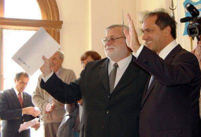 Doce municipios recibieron un mill�n de pesos Scioli entreg� en Alvear fondos para comprar maquinaria vial