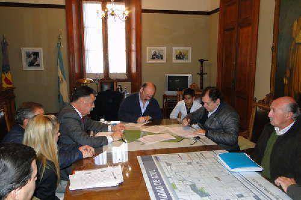 Se firm� ayer el contrato para asfaltar 102 cuadras en la ciudad