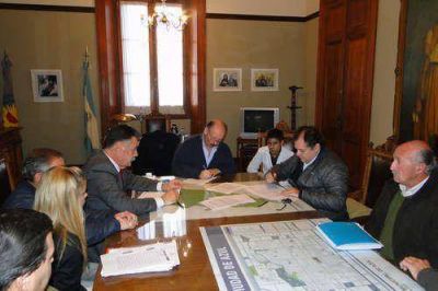 Se firm� ayer el contrato para asfaltar 102 cuadras en la ciudad
