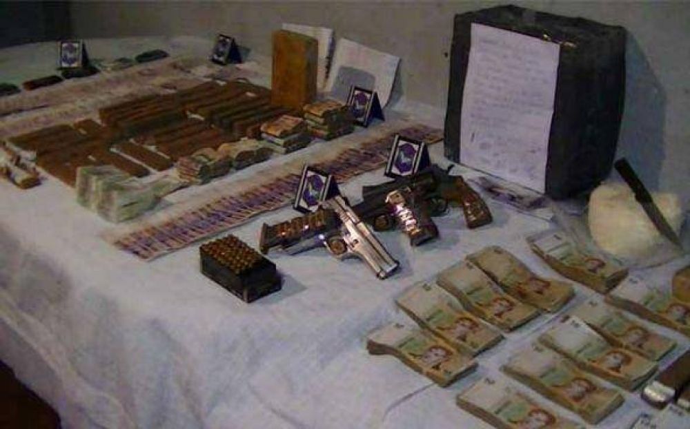 La polic�a de Pilar secuestr� drogas, autos y 50 mil d�lares falsos a banda narco