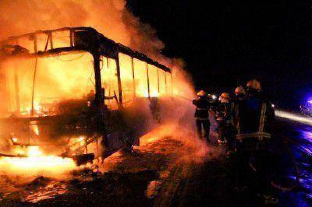 San Pedro: Se incendi� un colectivo donde viajaban 45 personas