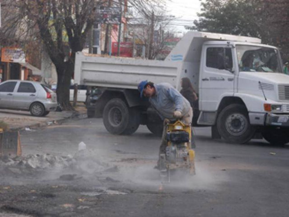Intensas tareas de bacheo en el distrito