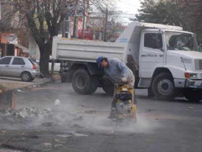 Intensas tareas de bacheo en el distrito