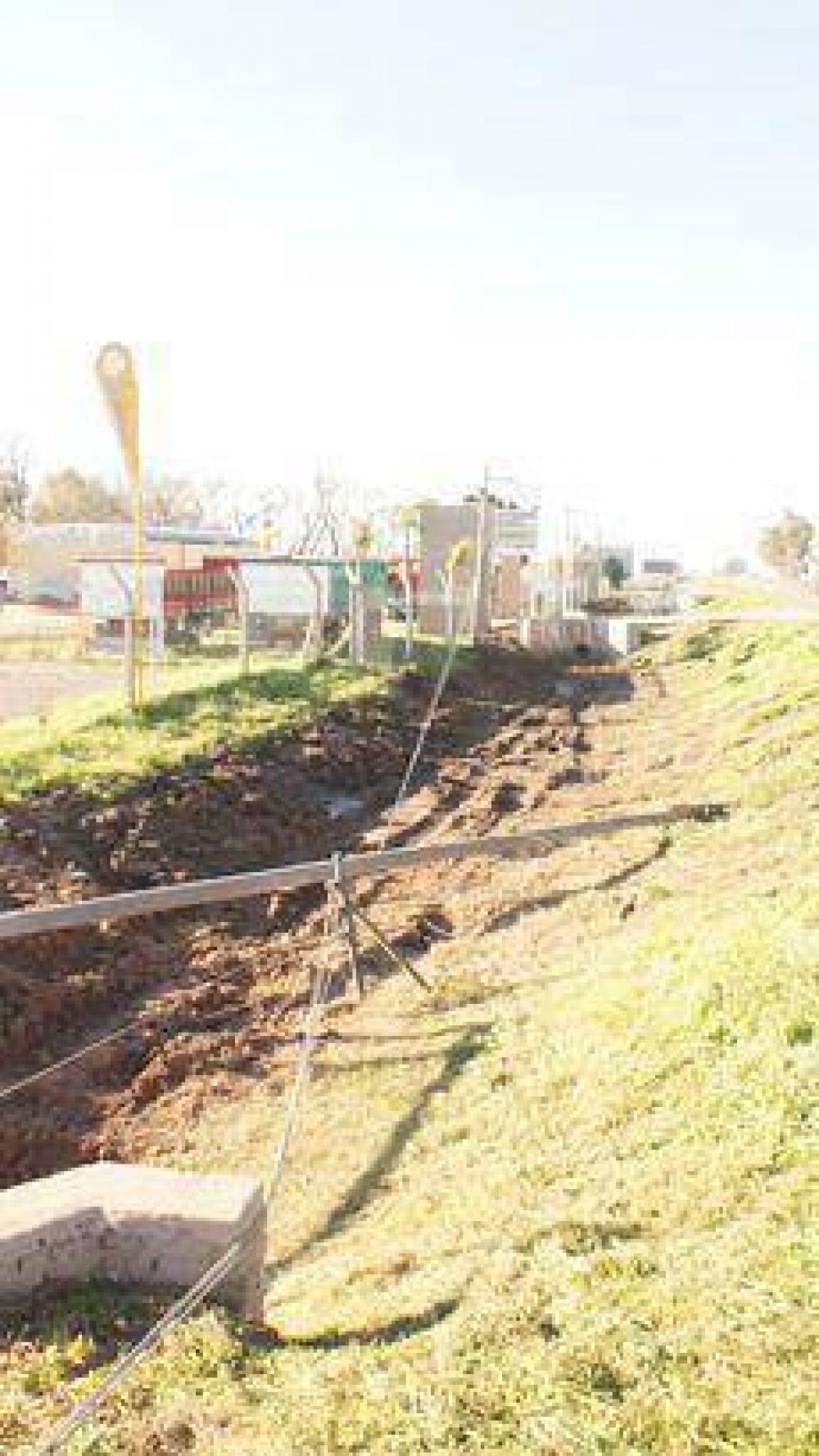 Un cami�n enganch� un cable de media tensi�n y provoc� importantes destrozos 