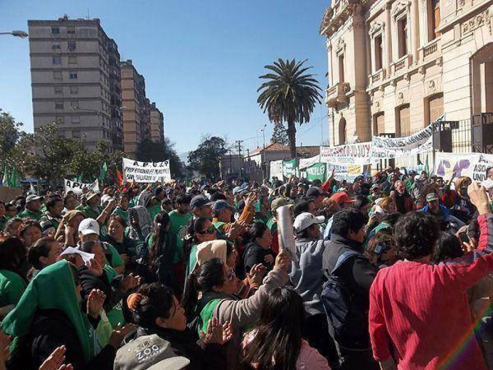 Estatales: movilizaci�n y notables grietas en el Frente y en la Multisectorial
