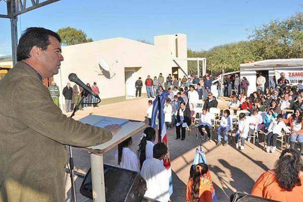 El gobierno inaugur� una escuela y un jard�n en el departamento Figueroa