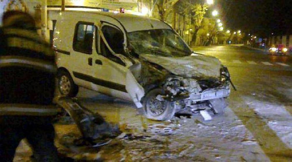 Funcionario municipal choc� en un auto oficial y lo despidieron