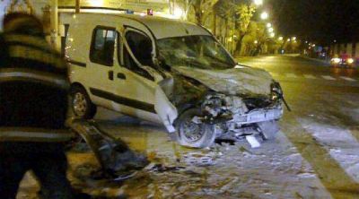 Funcionario municipal choc� en un auto oficial y lo despidieron